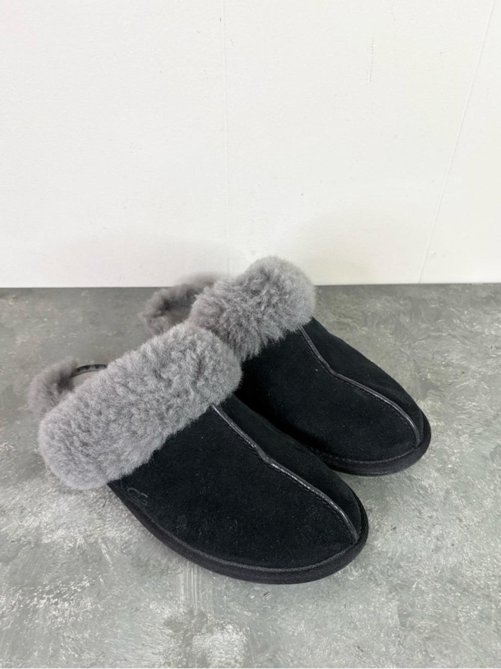 UGG Scuffette II Suede Slippers black shearling lining size 6 slip on slides